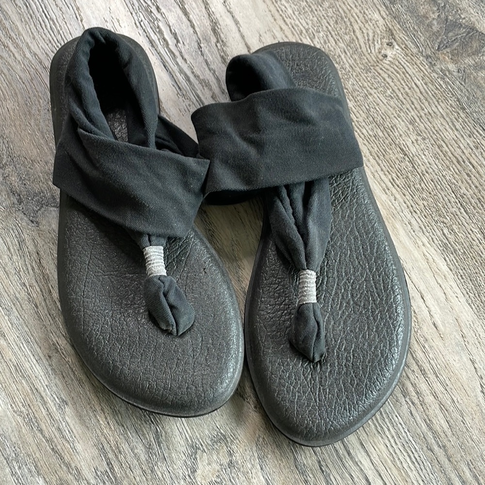 Sanuk Women’s Black Yoga Sling Sandal, size 9